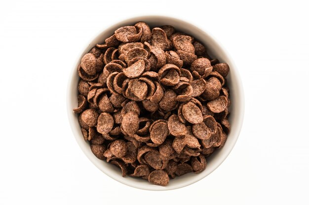 Cereali di cioccolato in ciotola bianca