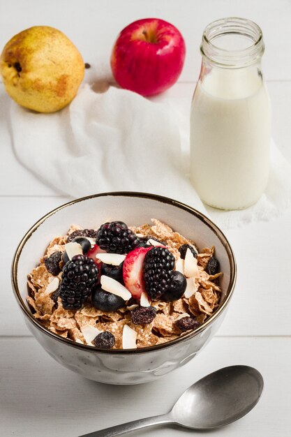 Cereali e frutta in una ciotola con latte