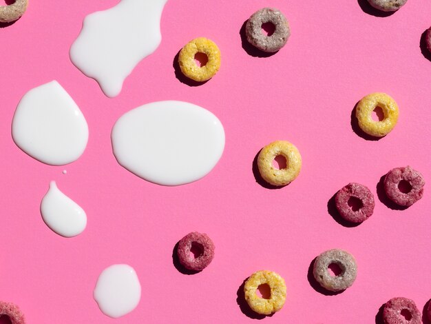 Cereali e latte del ciclo della frutta su fondo rosa