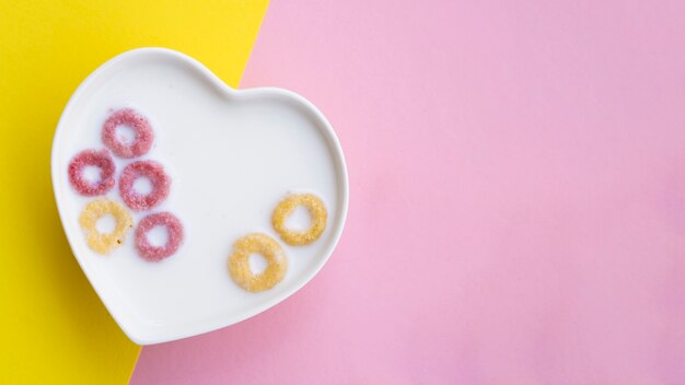 Cereali e latte in una ciotola a forma di cuore