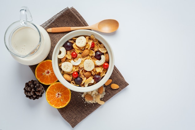 Cereali in ciotola e frutta mista su fondo marmorizzato