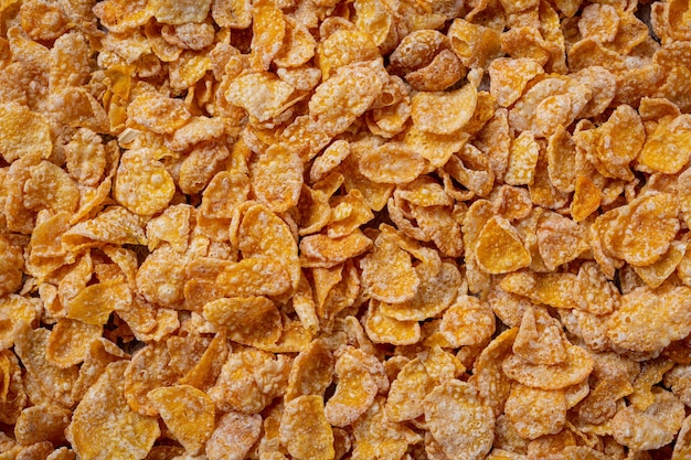 Cereali in ciotola e latte su sfondo scuro