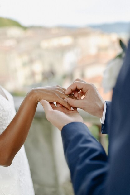 Cerimonia di mettere la fede nuziale al dito della sposa all'aperto
