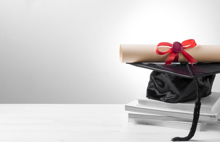 Foto gratuito certificato di laurea in primo piano