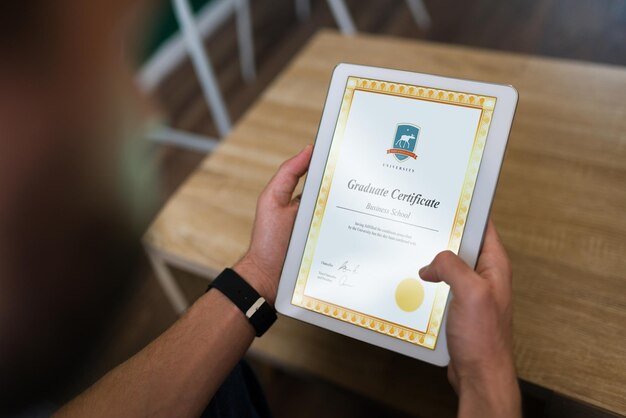 Certificato di laurea online. Uomo di successo che riceve il suo diploma di college nel tablet