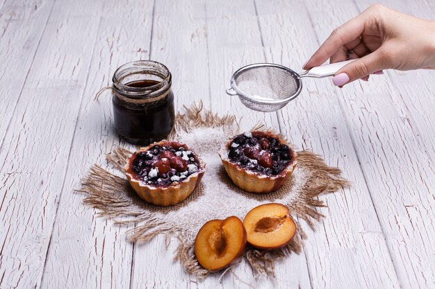 Cestini al forno con frutti di bosco, crema dolce e miele