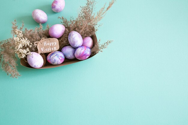 Cestino con le uova di Pasqua su isolato colorato.