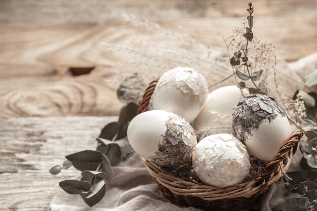 Cestino con uova e fiori secchi. Un'idea originale per decorare le uova di Pasqua.