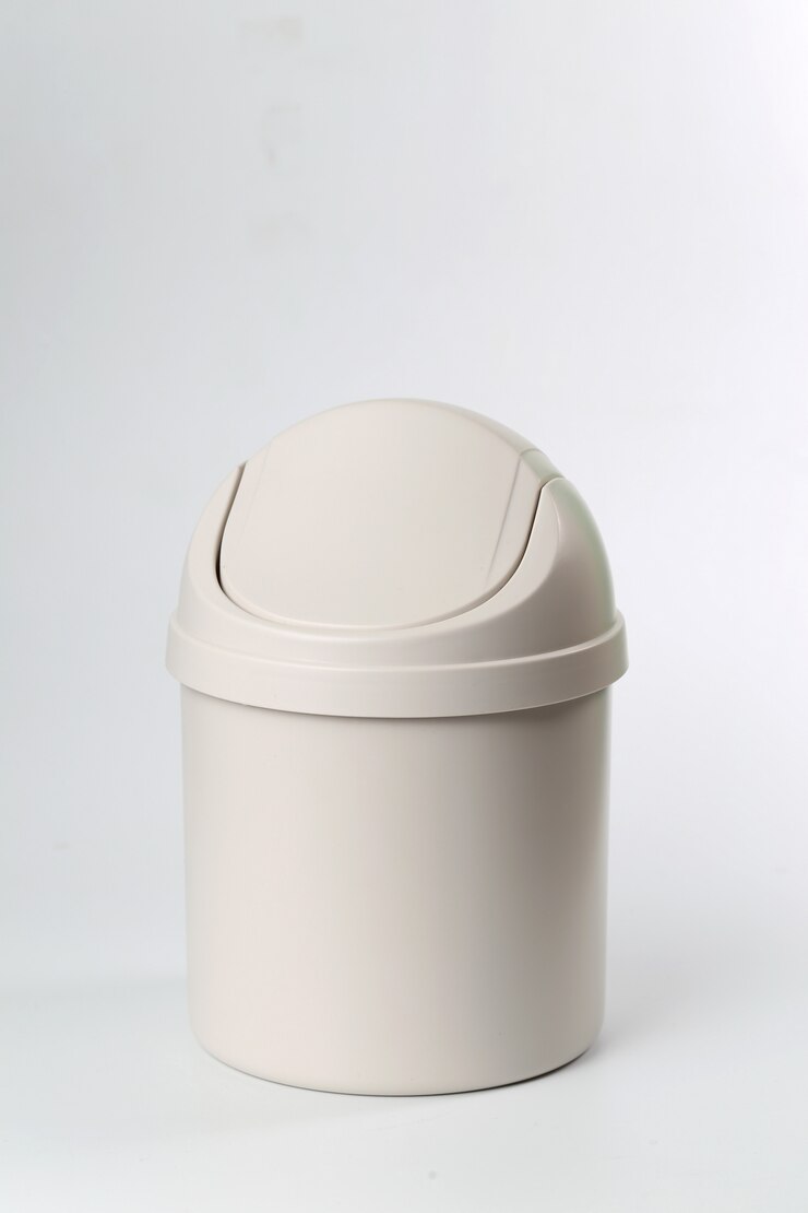 Foto gratuito cestino di plastica può su sfondo bianco