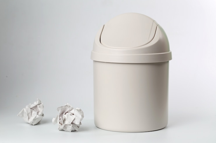 Foto gratuito cestino di plastica può su sfondo bianco
