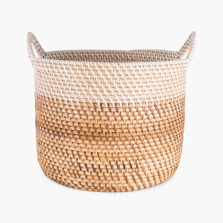 Foto gratuito cestino in rattan intrecciato con manici