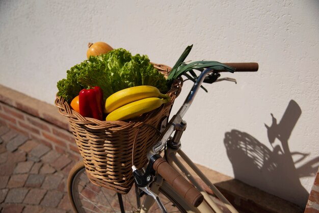 Cestino per bicicletta ad alto angolo con generi alimentari freschi