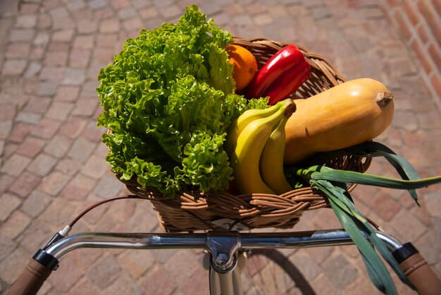 Cestino per biciclette con alimenti freschi ad angolo alto