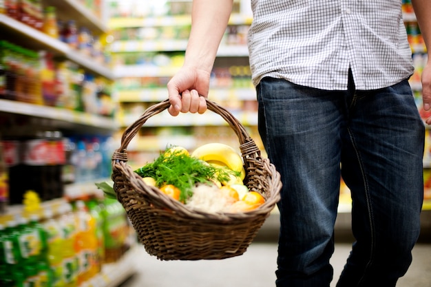 Cestino pieno di cibo sano