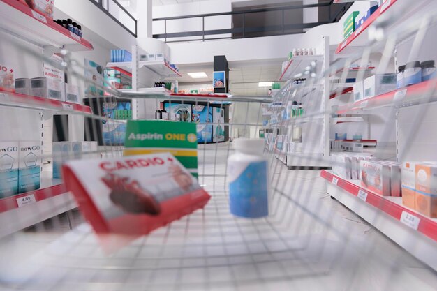 Cesto del negozio pieno di prodotti farmaceutici e pillole pronti per essere acquistati dai clienti durante la visita di controllo in farmacia. La farmacia trasportava anche una varietà di altri prodotti medici, bende e medicine per il raffreddore.