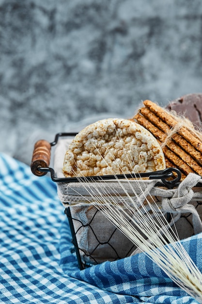 Cesto di biscotti con tovaglia.