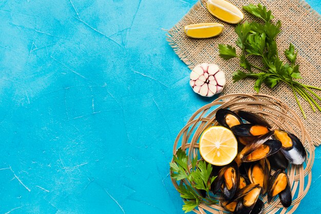 Cesto di cozze cucinato piatto con copyspace