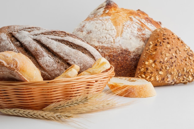 Cesto di un assortimento di pane