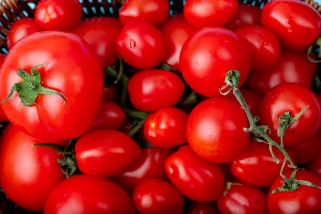 Cesto pieno di pomodori interi