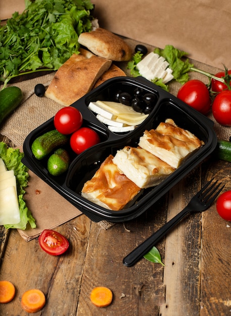 Cetrioli, pomodori, olive e formaggio bianco con fette di pane