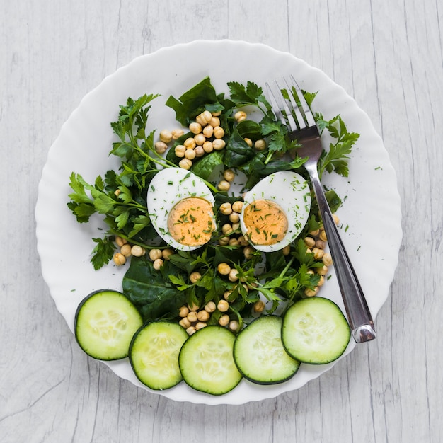 Cetrioli vicino insalata di verdure