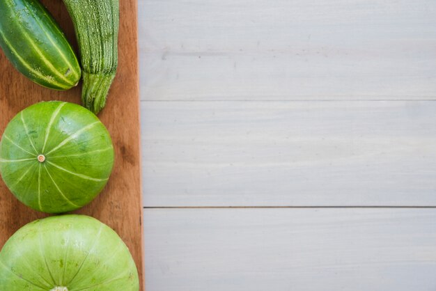 Cetriolo; zucchine e zucca sul tagliere sopra il tavolo