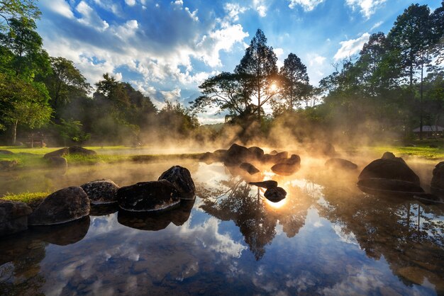 Chae Son Hot Spring National Park all'alba nella provincia di Lampang, Thailandia