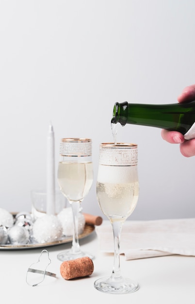 Champagne del primo piano che versa nel vetro