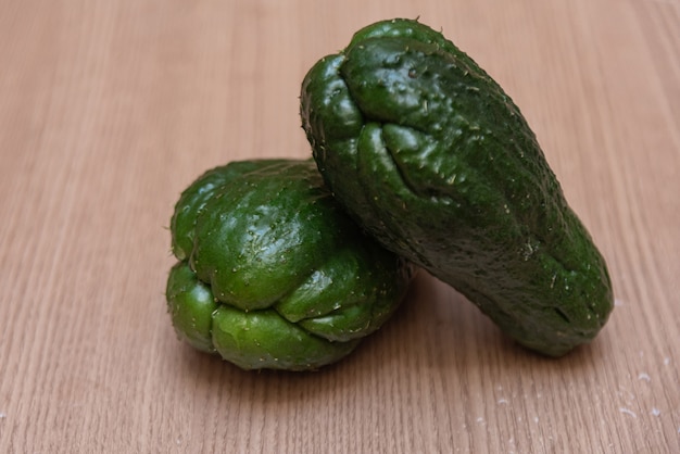 Chayote su tavola di legno