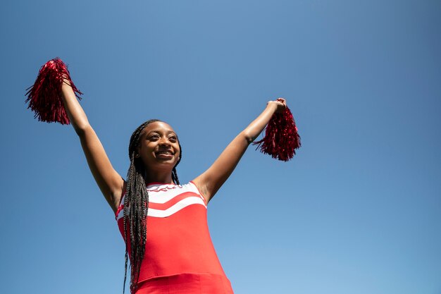 Cheerleader felice di tiro medio