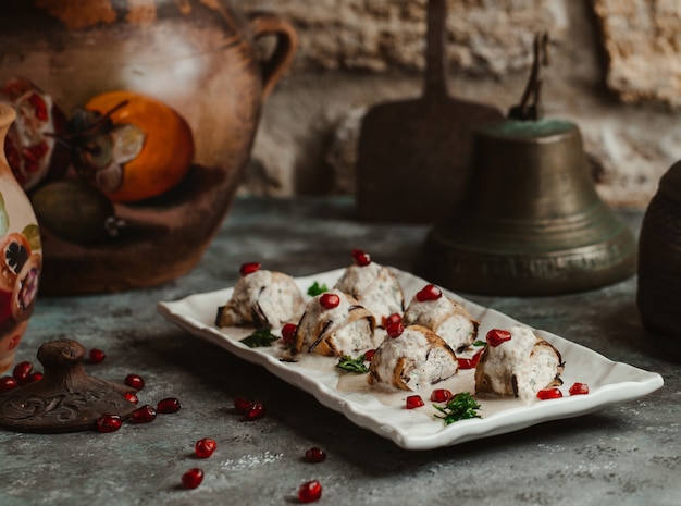 Cheeseballs con erbe e semi di melograno.