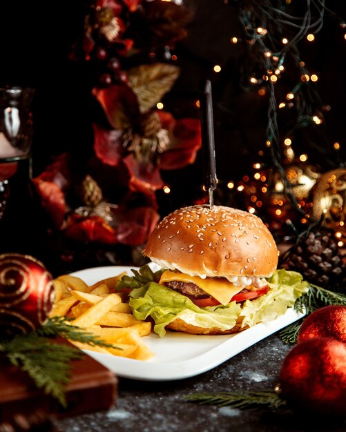 Cheeseburger con patatine fritte