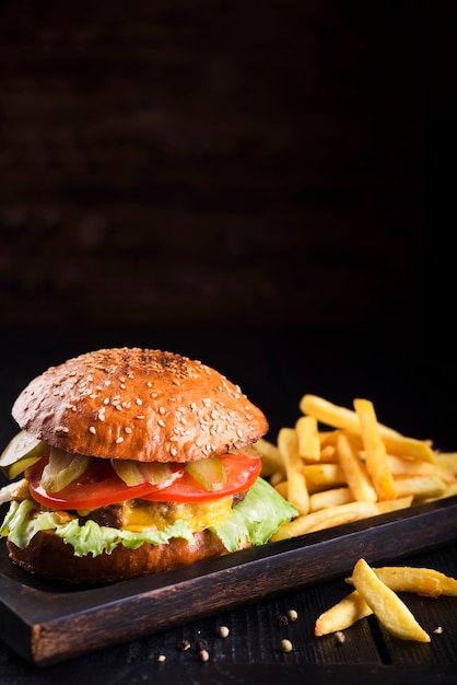 Cheeseburger delizioso con patatine fritte