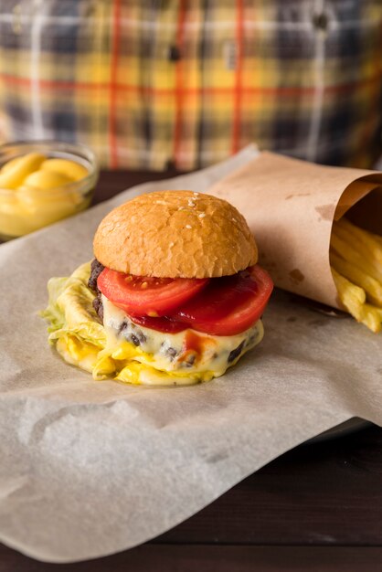 Cheeseburger delizioso con patatine fritte