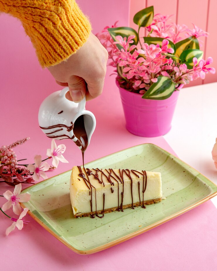 Foto gratuito cheesecake alla vaniglia con crema di mascarpone e cioccolato sul piatto