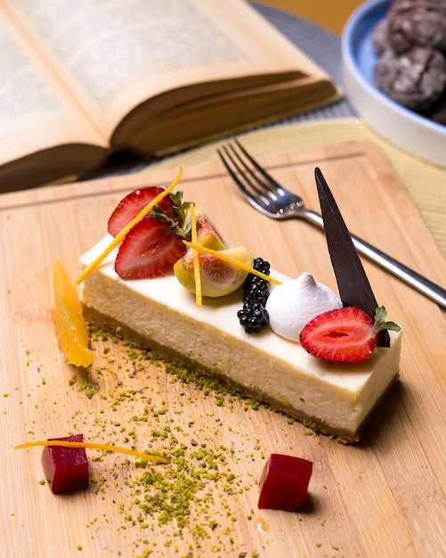 Cheesecake con frutti di bosco fragola fragola blackberry fichi pistacchi marmellata vista laterale