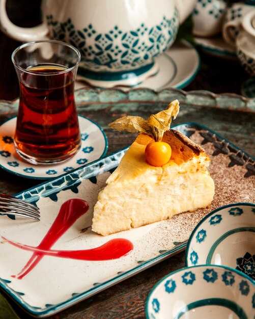 cheesecake con physalis e bicchiere di teon a forma di pera