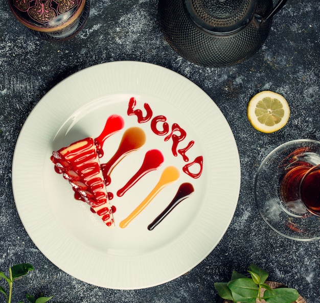 cheesecake con vista dall'alto di sirope alla fragola