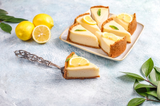 Cheesecake di New York fatto in casa con limone e menta, dessert organico sano, vista dall'alto