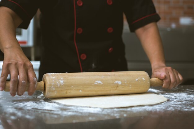 chef a preparare la pizza in cucina