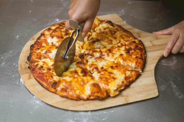 chef a preparare la pizza in cucina