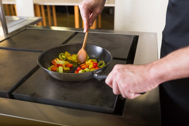 Chef che cucina una ricetta