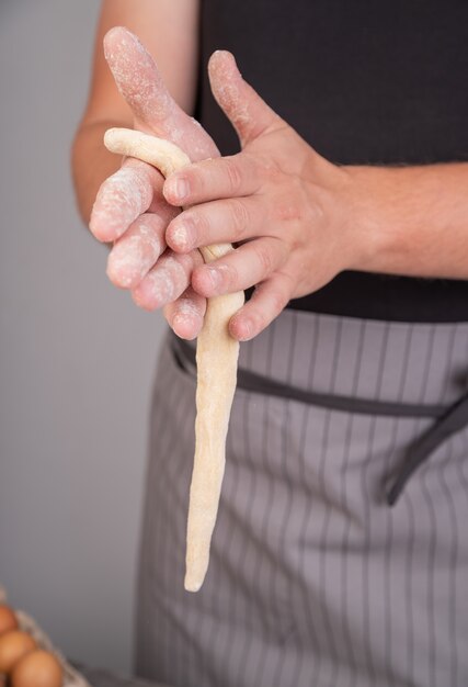 Chef che modella la pasta