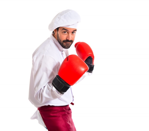 Chef combattimenti con guanti di pugilato su sfondo bianco