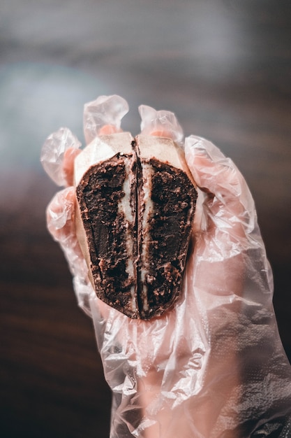 Chef con in mano la torta al cioccolato a fette