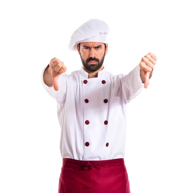 Chef facendo un segnale difettoso su sfondo bianco
