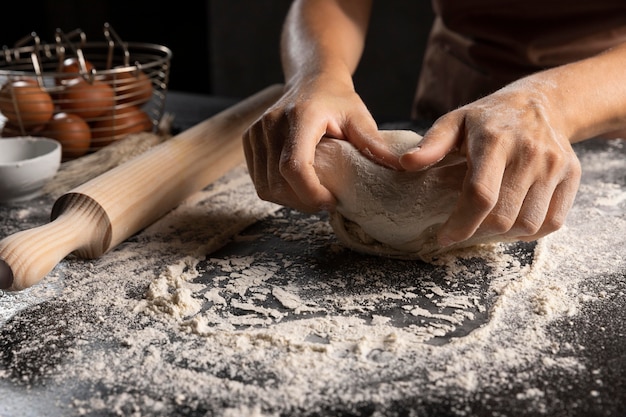 Chef impastare la pasta nella farina sul tavolo