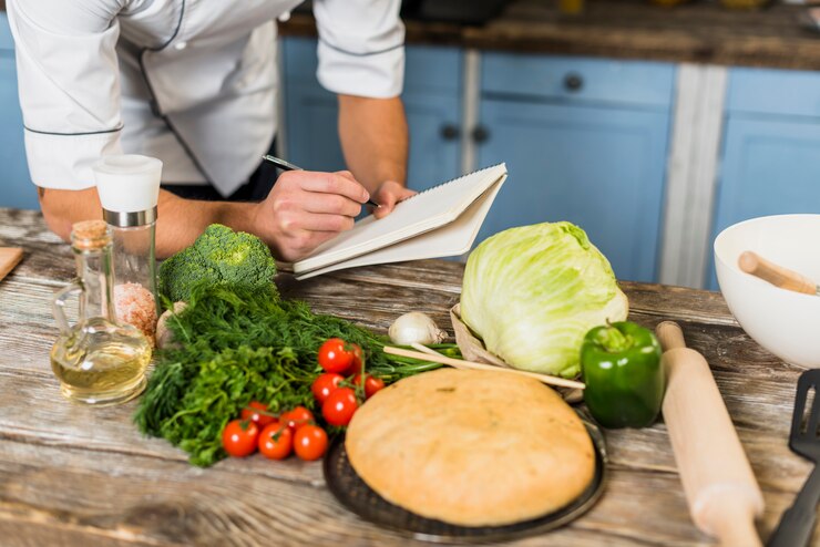 Foto gratuito chef in cucina a prendere appunti