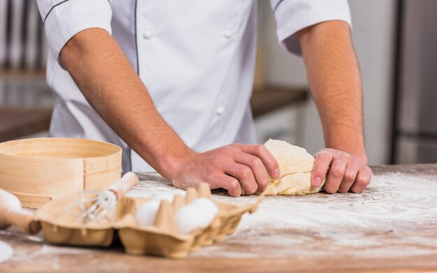 Chef in cucina a preparare l&#39;impasto