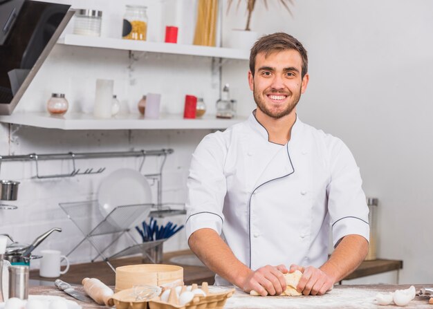 Chef in cucina a preparare l&#39;impasto